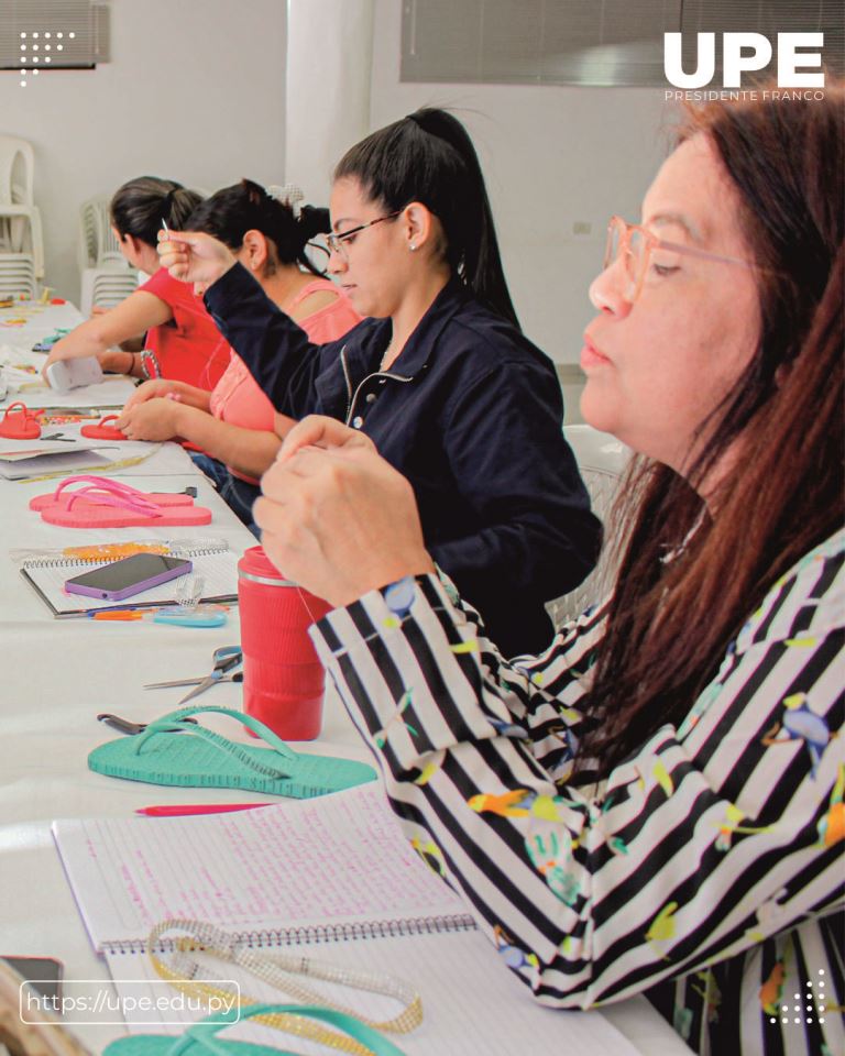 Bordado de Zapatillas: Curso Taller en la UPE 